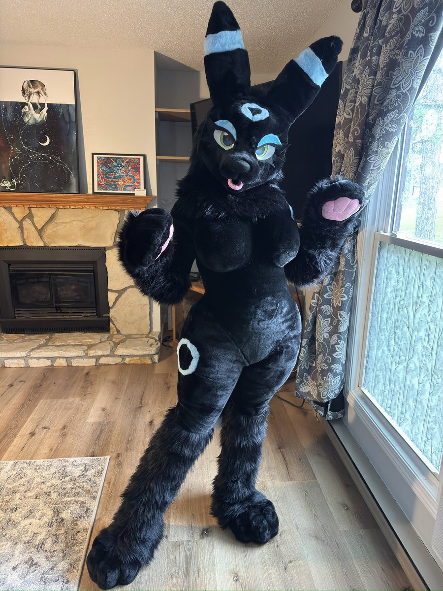 fiveamsheep's tweet image. New creature arrived!! Umbreon girlie from BelovedFoxx Studios~! 🖤✨🩵

She’s sooooo soft and comfy to wear! Happy to finally have a lightweight planti suit I can nyoom around and be sassy in

#fursuitfriday 
(Crosspost from 🦋☁️)