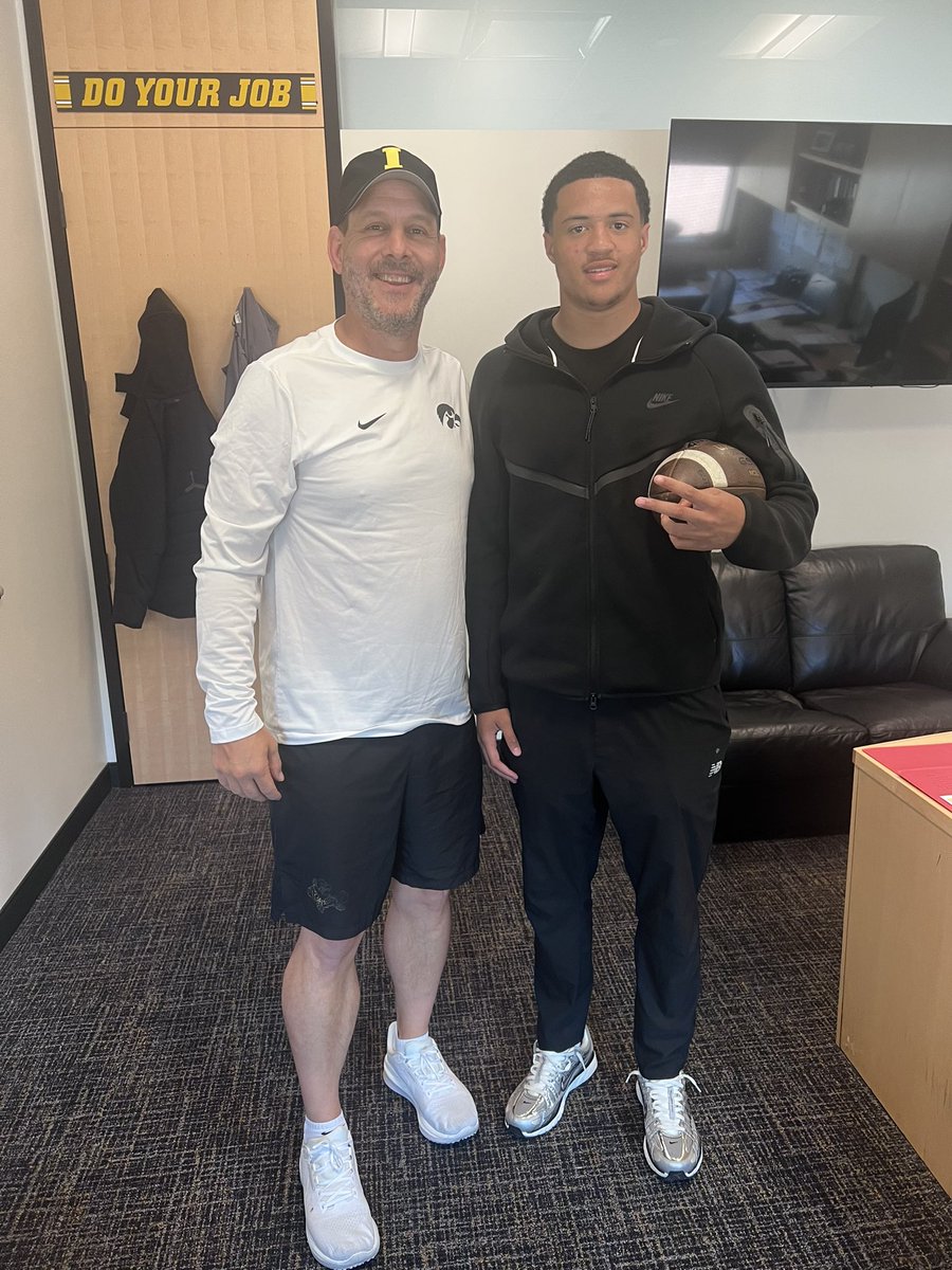 Maj_QB1's tweet image. I had great weekend at The University of Iowa building with coaching staff🖤💛@CoachTimLester #Hawks🖤💛