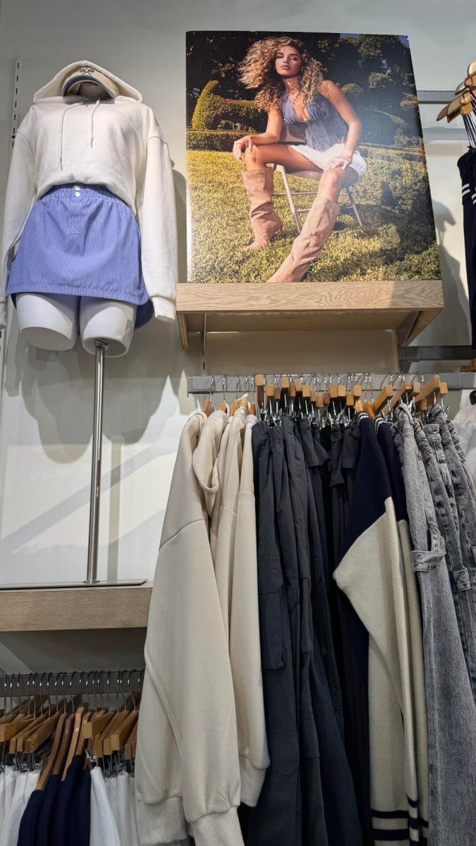 Queen22Lin's tweet photo. #Los Angeles #mall #shopping #shopping #clothesCalifornia Outlets Los Angeles shopping hot girl outfit American sweet and spicy style https://t.co/8AWcUcczGM