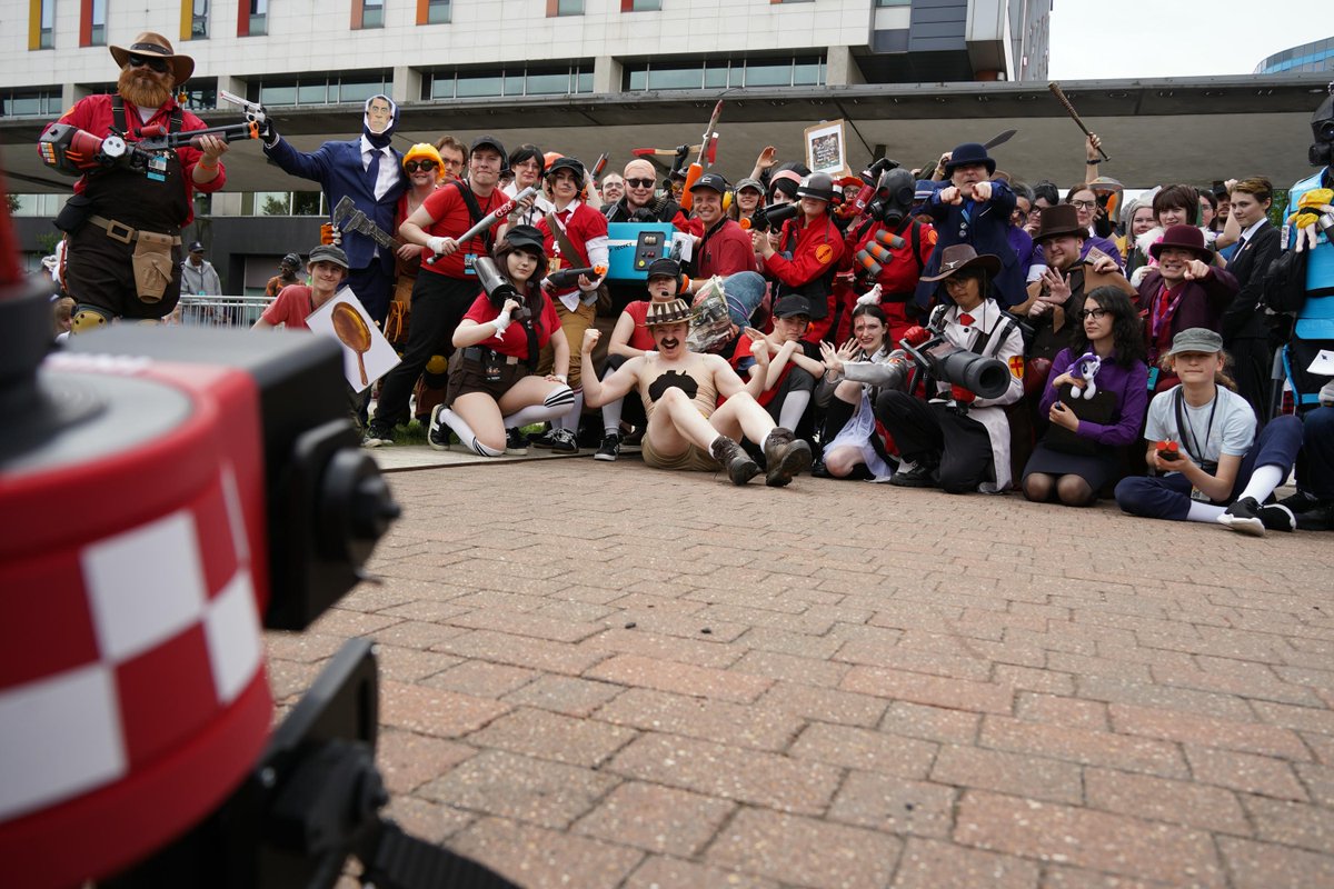 ValveCon's tweet image. Time to show off some of our group shots!
Think we held our own against the bots & The Horseless Headless Horseman 😌
Then again, we did have Saxton Hale on our side...
Go check out the full glorious May 2025 gallery here ➡️ bit.ly/4empN07