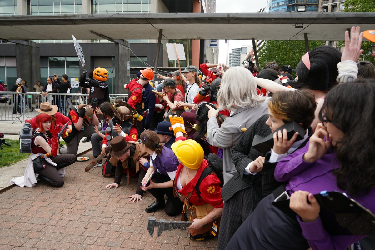ValveCon's tweet image. Time to show off some of our group shots!
Think we held our own against the bots & The Horseless Headless Horseman 😌
Then again, we did have Saxton Hale on our side...
Go check out the full glorious May 2025 gallery here ➡️ bit.ly/4empN07