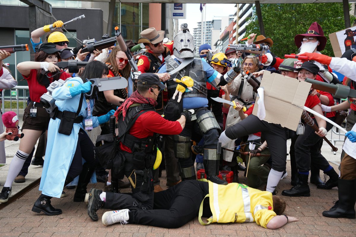 ValveCon's tweet image. Time to show off some of our group shots!
Think we held our own against the bots & The Horseless Headless Horseman 😌
Then again, we did have Saxton Hale on our side...
Go check out the full glorious May 2025 gallery here ➡️ bit.ly/4empN07
