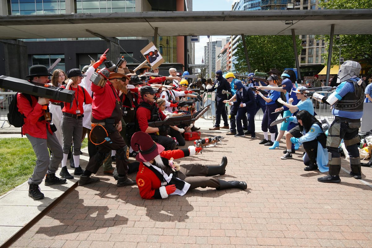 ValveCon's tweet image. Time to show off some of our group shots!
Think we held our own against the bots & The Horseless Headless Horseman 😌
Then again, we did have Saxton Hale on our side...
Go check out the full glorious May 2025 gallery here ➡️ bit.ly/4empN07