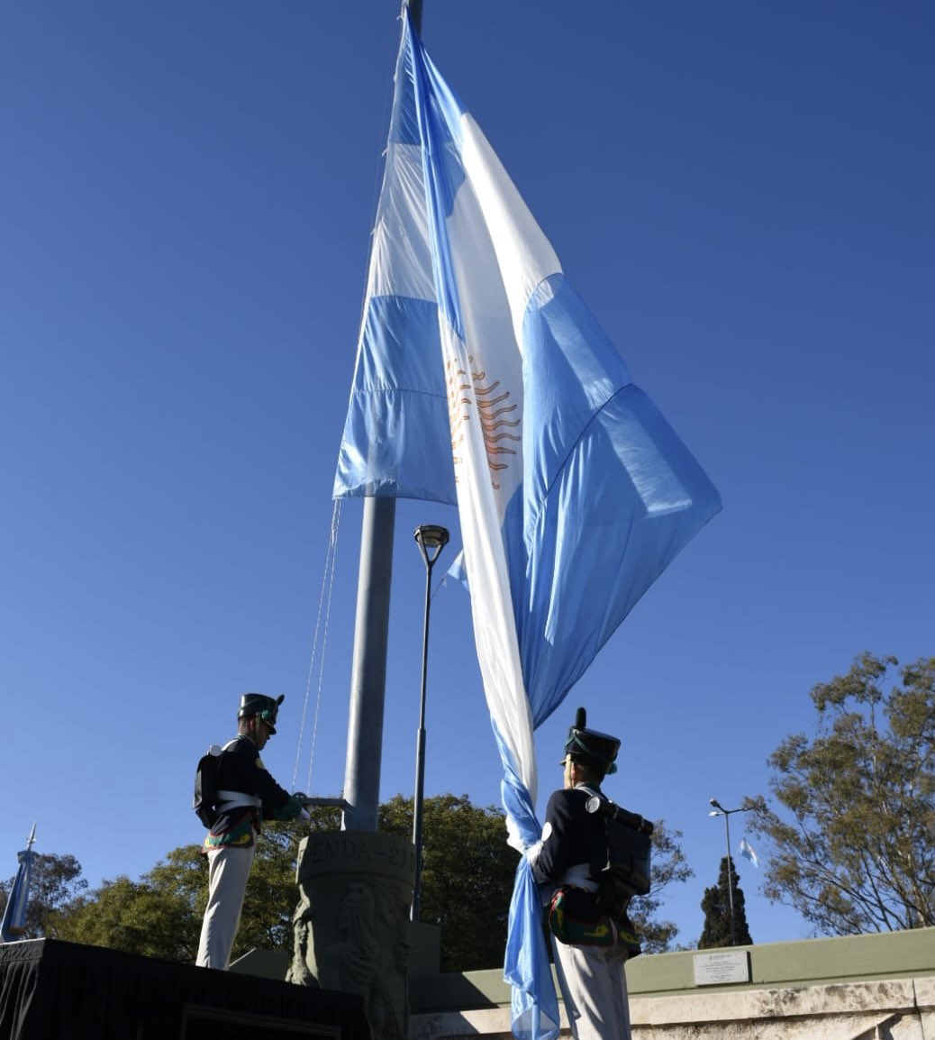 🇦🇷 Hoy honramos a Manuel Belgrano, creador de nuestra Bandera, símbolo de soberanía, identidad y dignidad del pueblo.
La celeste y blanca se defiende con trabajo, con memoria y con amor a la Patria. No bajemos los brazos en la lucha por una Argentina más justa. 🙌🏻