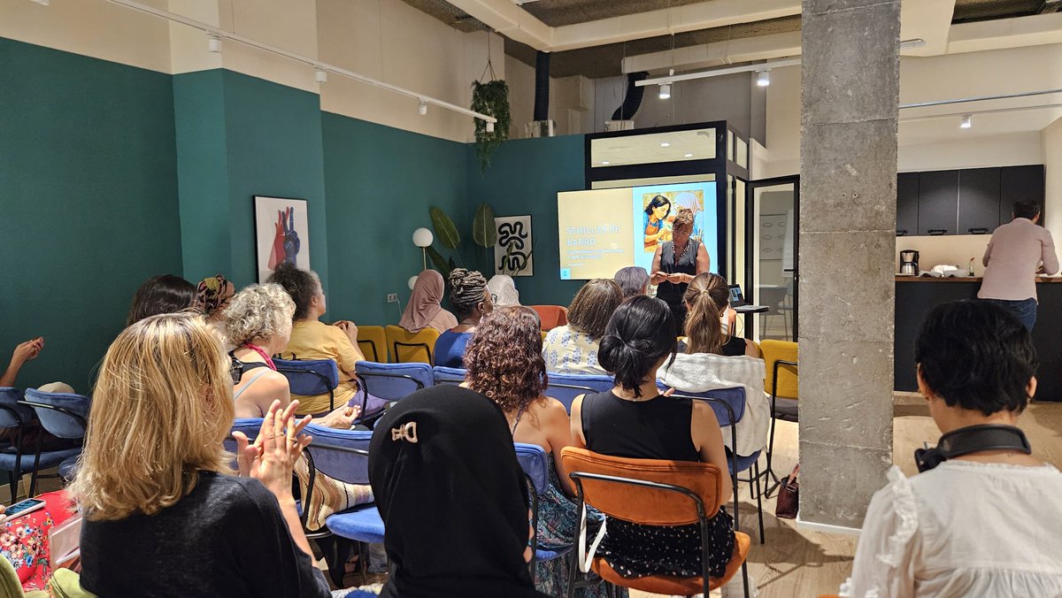 ACNURspain's tweet photo. Acompañamos a @MaletasC y @espaciorojo en la presentación de su proyecto #SemillasDeBarro, que cuenta con apoyo de ACNUR, y que impartirá talleres de cerámica y emprendimiento a mujeres refugiadas en España.

Una iniciativa para la inclusión, el empoderamiento y el bienestar. https://t.co/faYoeS2i9v