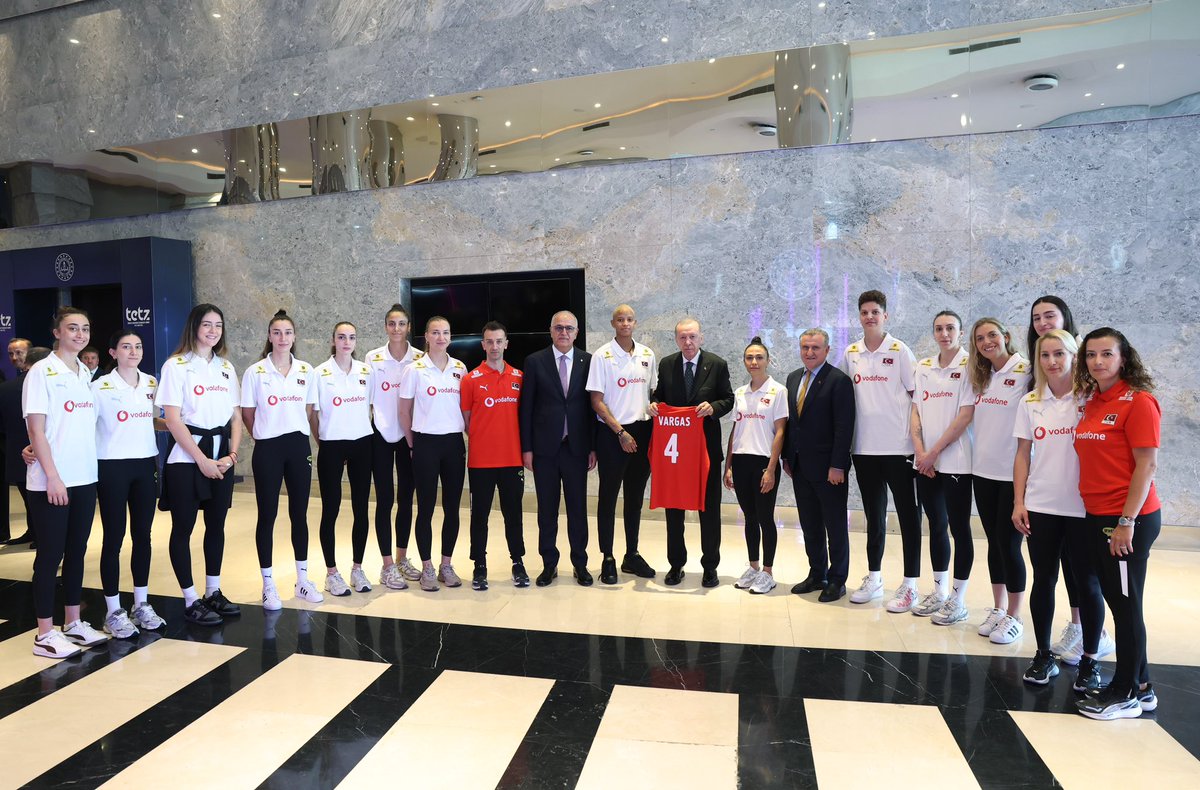 T.C. Cumhurbaşkanlığı (@tcbestepe) on Twitter photo Cumhurbaşkanımız <a href="/RTErdogan/">Recep Tayyip Erdoğan</a>, A Millî Kadın Voleybol Takımı oyuncularını ve teknik heyetini kabul etti. Cumhurbaşkanımız <a href="/RTErdogan/">Recep Tayyip Erdoğan</a>, A Millî Kadın Voleybol Takımı oyuncularını ve teknik heyetini kabul etti.