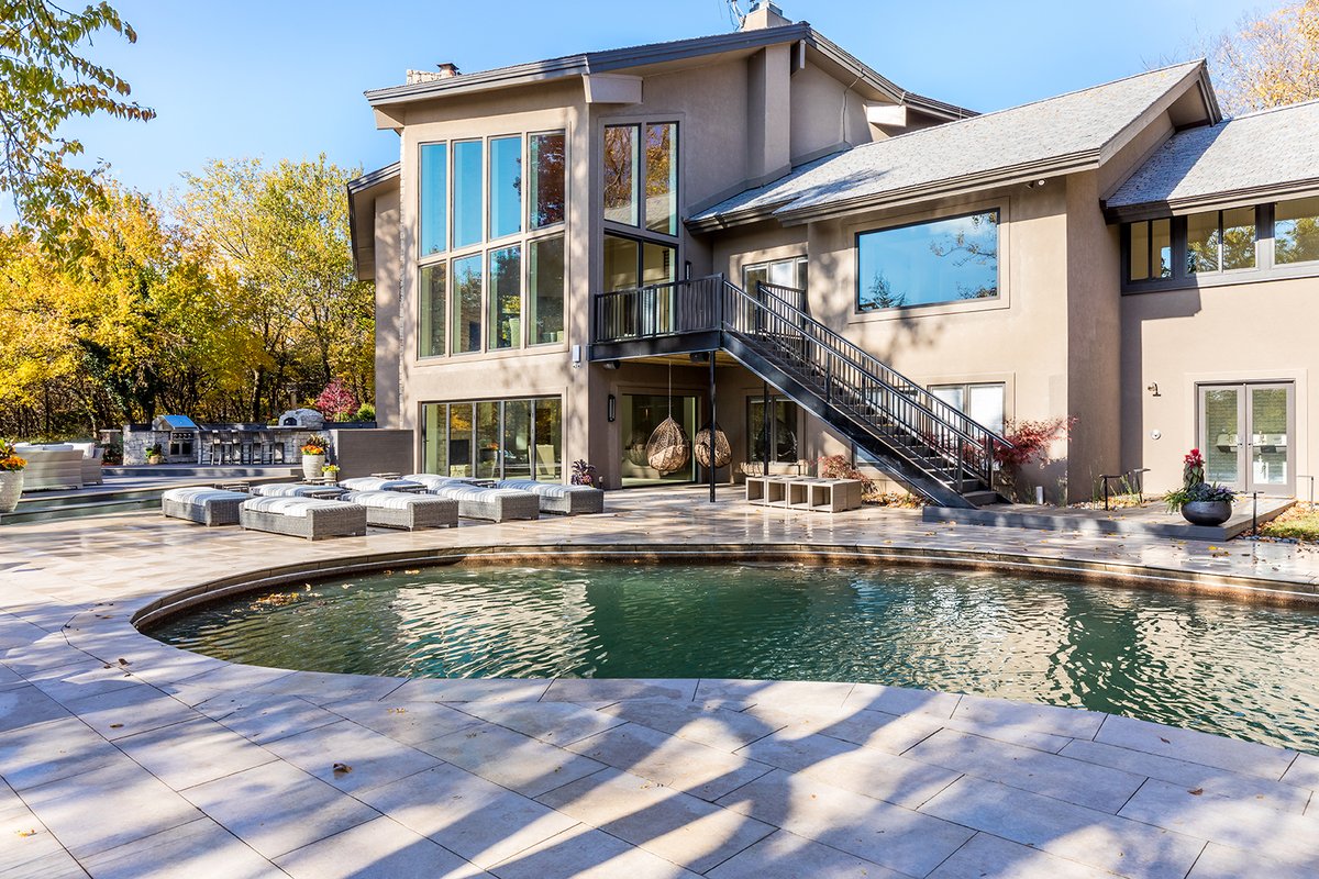 No matter the style or age of the home, our aluminum railings always look sharp. This installation of our black Picket System dates back to 2018 on HGTV’s Bargain Mansions with Tamara Day.

That’s the beauty of aluminum. #BargainMansions #AluminumRailings #OutdoorLiving