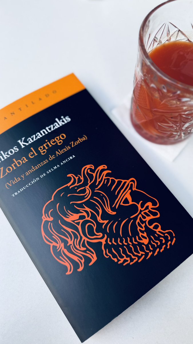 Bien pudiera ser el verano un zumo de tomate y un libro.