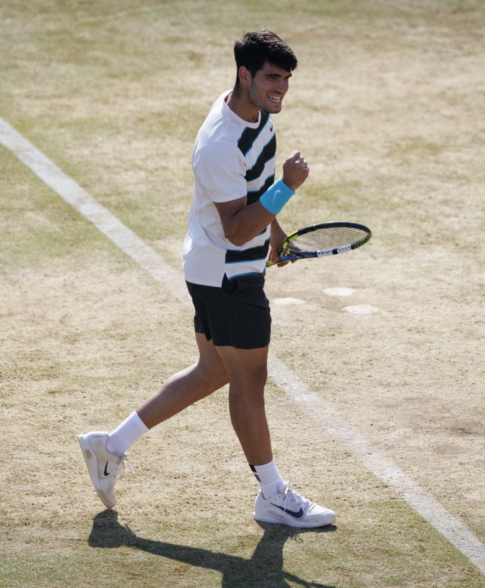 16TH VICTORY IN A ROW ✊

Carlos Alcaraz extends his career-best winning streak while qualifying for the semi-finals at Queen's, defeating Arthur Rinderknech 7-5 6-4!