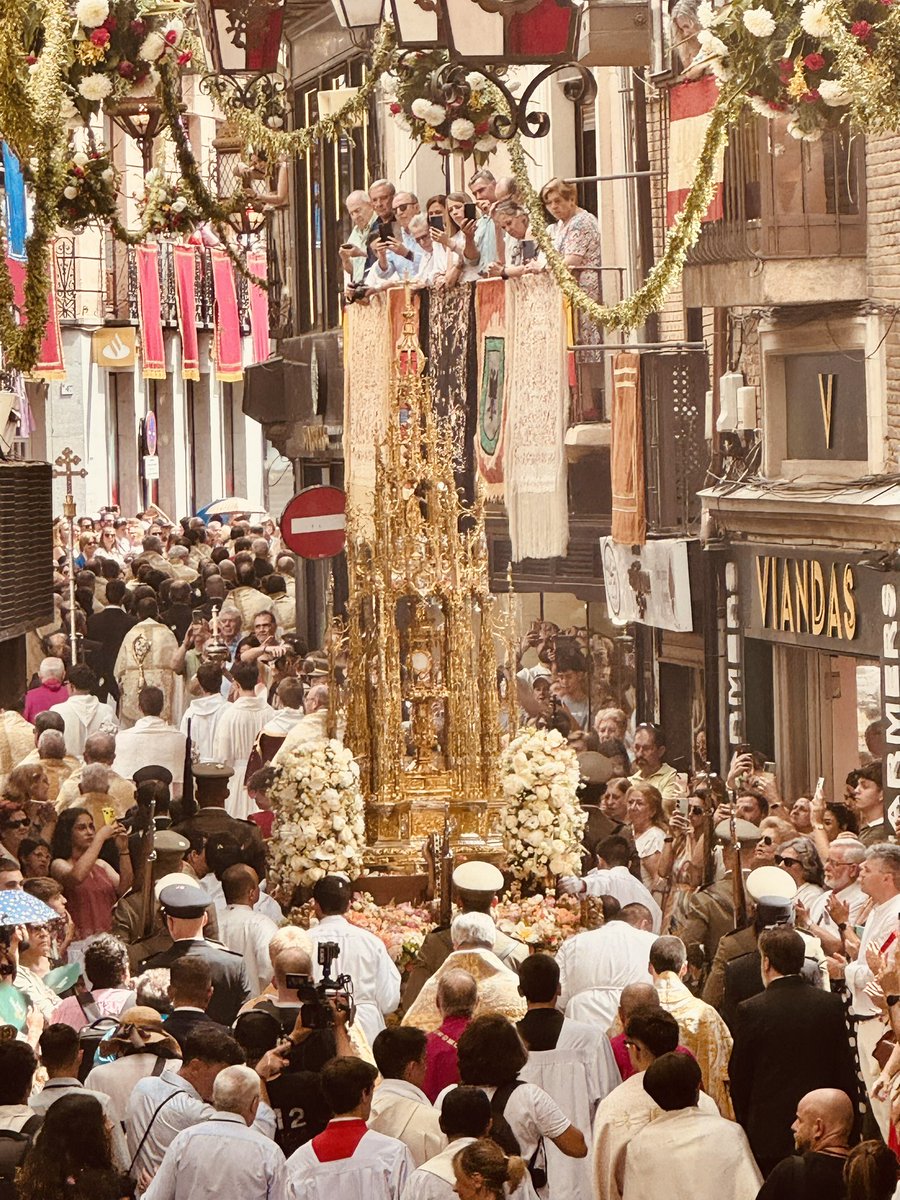 Con el olor a tomillo aún en la suela de los zapatos, es tiempo para valorar el desastroso #corpuschristi2025 en #Toledo. Es tiempo de asumir responsabilidades y sobre todo, de poner remedio: volvamos a la esencia del #Corpus, recuperemos el espíritu de #ciudad 1/5