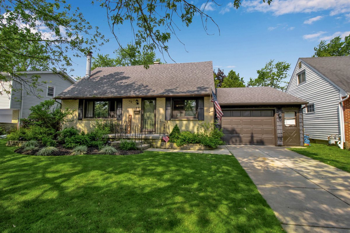 TheGiambraTeam's tweet photo. Recently listed in Cheektowaga! 🏡
Charming 1,920 sq ft Cape Cod w/ brick &amp; vinyl exterior, modern upgrades, cozy fireplaces, multi-level deck, lush gardens &amp; attached garage—all in a top school district.
💰 $249K
📍 Open house soon!
🔗 https://t.co/Zes9svk1kh https://t.co/TV2abpvksy