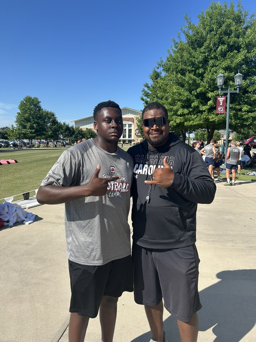 Toryclark52's tweet image. Truly blessed to receive my first offer from The University of South Carolina - Thank You Coach Beamer and Coach T-Rob!
#AGTG #StayCocky 🤙🏾 #SEC
@CoachSBeamer @ROBERTSON_9TWO @Davis33Coach @WAAcademyFB @GAVarsityRivals @247Sports @On3sports @Jr1Jeffery @RecruitGeorgia @_Tselll