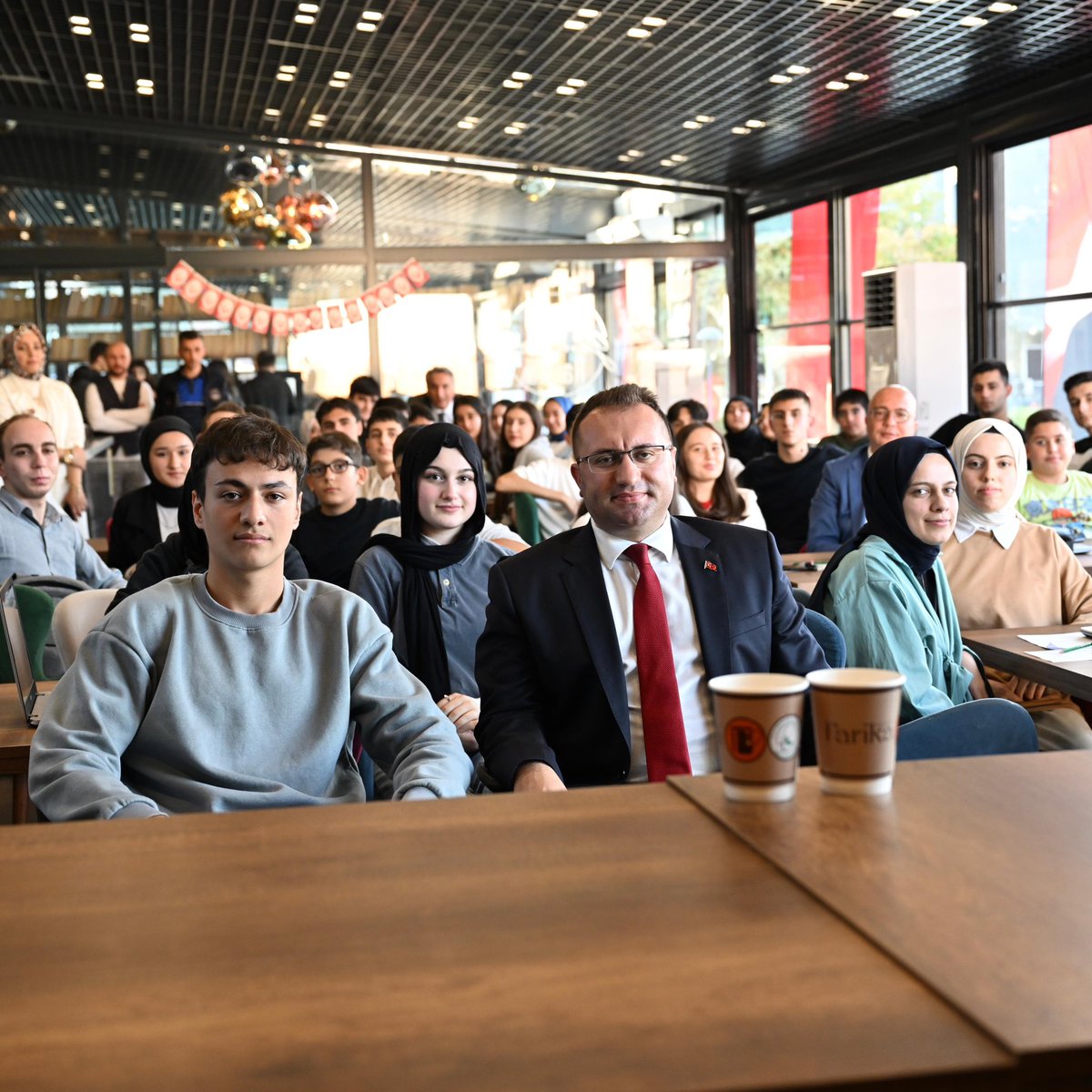 YKS’ye girecek sevgili genç kardeşlerim ve kıymetli aileleri,

Hayattaki başarı ve mutluluğun sadece tek bir sınava bağlı olmadığını unutmayalım. Geleceğimizi kurarken karşımıza birçok fırsat çıkacak. Önemli olan, bunu hatırlayarak inançlı, azimli, bilgili ve umutlu olmaktır.