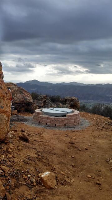 CaltechSeismo's tweet image. #FieldPhotoFriday That view! One of our stations near Hemet, POB2, sits at a great vantage point above the city, in a pretty seismically active area. POB2 is an important part of the network, supplying earthquake data on a constant basis, which is why the recent field work…