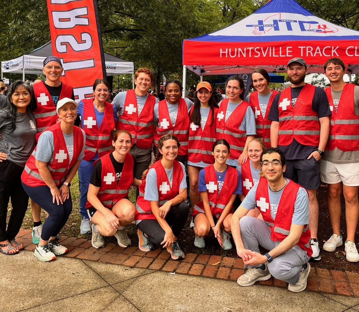 13 med students + 1 resident gave back this Memorial Day by helping at the Cotton Row 10K/5K medical tent in Huntsville. Proud of their service and commitment! 🏃‍♀️🩺 uab.edu/medicine/news/…