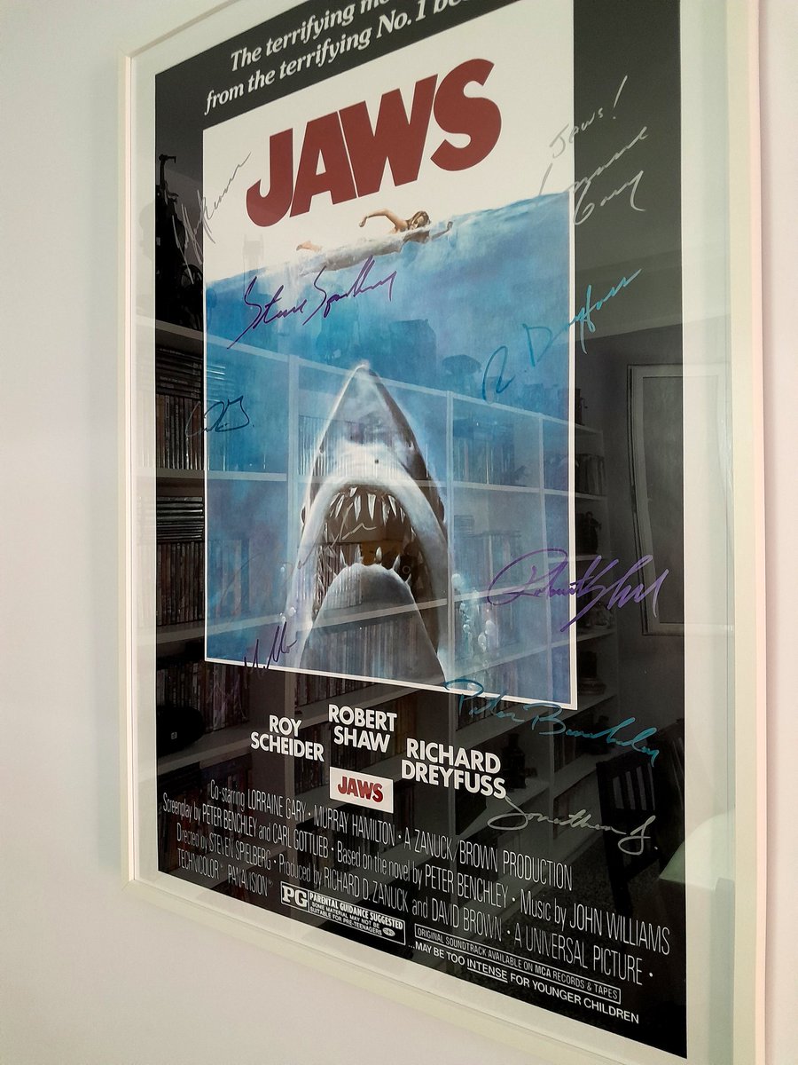 Quimerico_Inq's tweet image. Hoy se cumplen 50 años del estreno de tiburón. Momento ideal para presumir de mi cartel original filmado por todos los miembros del equipo, Spielberg incluído 😛
