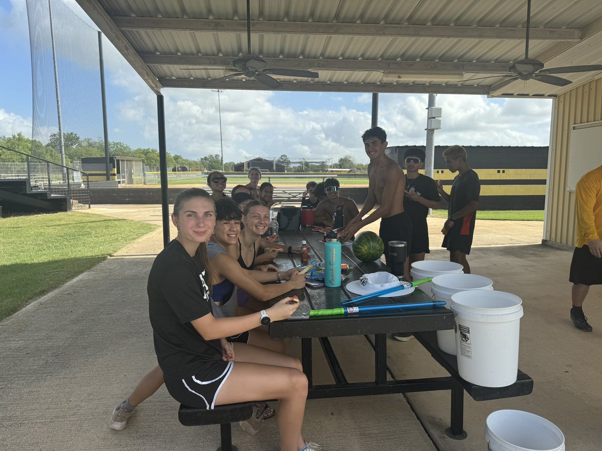 lytle_xc's tweet photo. An easy run, some state finishes, some frozen ice pops and watermelon. Then a game of water ballon battleship. Hoping to make another state run. @LoriLwilson23 @LytleAthletics @LytleFootball @_CoachTrevino @lytleisd @LytleTrack @LytleVolleyball @CoachBenavides7 @mayorgonzltx https://t.co/Bf2bpwfEXO