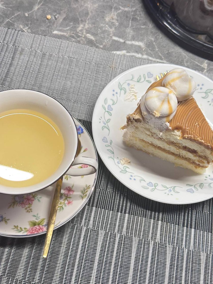 kuripangse's tweet photo. All-night tea session https://t.co/ppHom8glMP