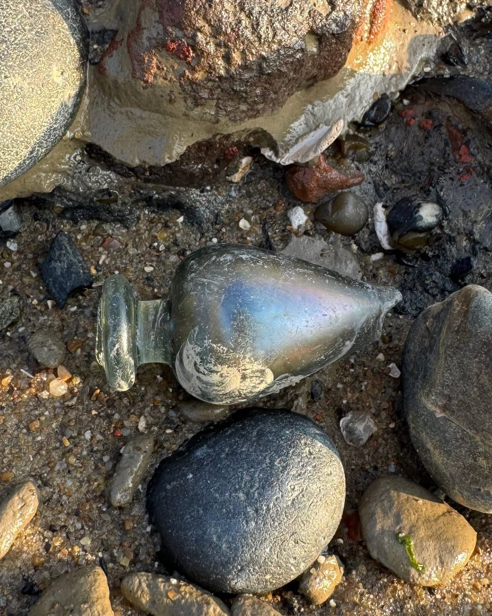 Tears of the Thames. A hollow glass ‘knop’ (not what you think it is!) from the stem of a wine glass, likely to be 17th century.
1/
#mudlarking #mudlark #mudlarkingfinds