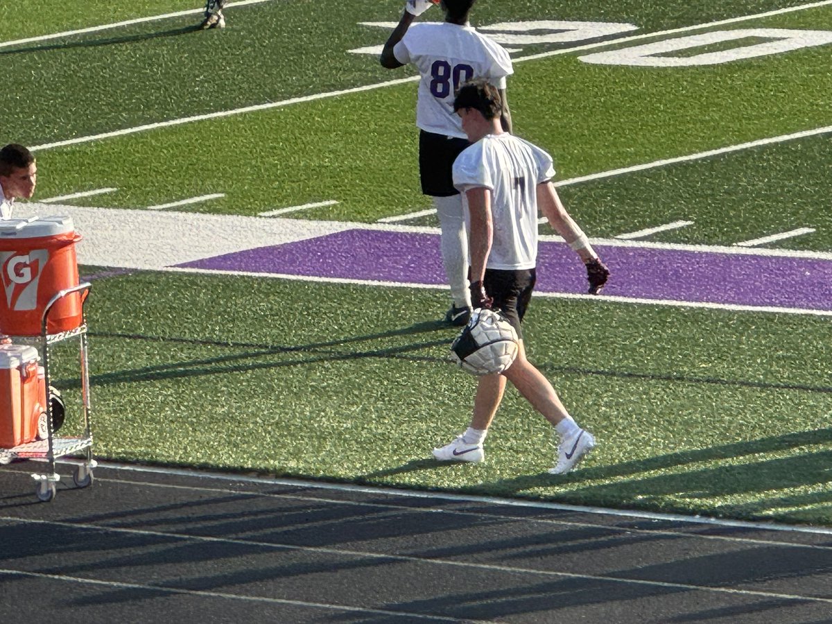 SusanLe04867297's tweet photo. Landon continues to work hard, get better, BIGGER, and Stronger- crazy HE IS ONLY 15 😳... 7v7 Stuart Cramer vs Huss https://t.co/5OlmiSf9TR