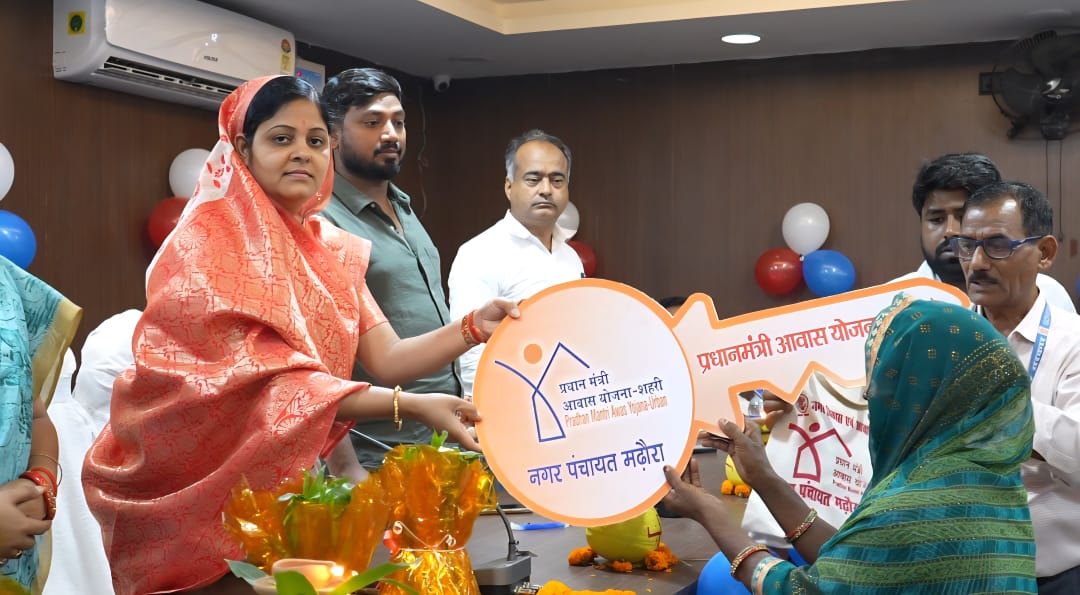 Saran_dm's tweet image. #PMprogramme #livewebcasting #NagarPanchayat #Marhaura #Benificiaries
@UDHDBIHAR @IPRDBihar
 नगर पंचायत मढ़ौरा कार्यालय के सभागार में  मुख्य पार्षद, अनुमंडल पदाधिकारी मढ़ौरा, अनुमंडल पुलिस पदाधिकारी मढ़ौरा ,कार्यपालक पदाधिकारी,प्रखंड विकास पदाधिकारी,उप मुख्य पार्षद एवं सभी वार्ड…