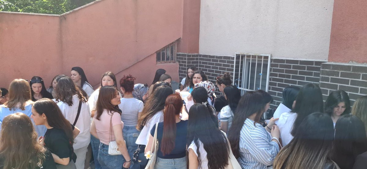 Okulumuz öğrencileri karnelerini alarak 2024-2025 Eğitim ve Öğretim Yılı’nı başarılı ve sağlıklı bir şekilde tamamladı. 
Tüm 75. Yıl Cumhuriyet KMTAL ailesine iyi tatiller diliyoruz. 
#karnetöreni #bizbiraileyiz