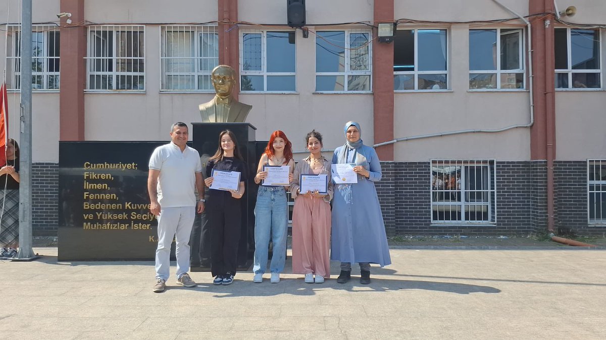 Karne Töreni’nde Türkiye ile birlikte, Polonya, Litvanya ve Gürcistan’dan okullarla ortak yürütülen “GREEN KITCHEN ZERO- WASTE DELİCACIES (YEŞİL MUTFAK- ATIKSIZ LEZZETLER)’’ eTwinning projesini başarı ile tamamlayan öğrencilerimizin katılım sertifikaları verildi. 
<a href="/tretwinning/">eTwinning Türkiye</a>