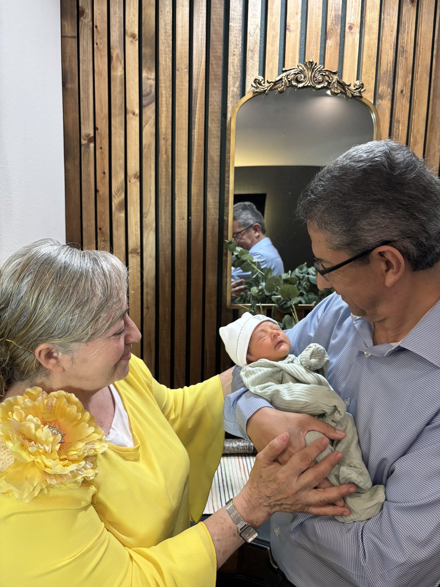 Gloria a Dios!!!
Somos bisabuelos!
Dios nos bendijo con un hermoso niño Roman Roy Mendizabal.
5ta Generación Apostólica del Nombre de Jesús. 
Dios es un Dios de generaciones. 
<a href="/SamMendizabal/">Samuel Mendizabal</a> <a href="/RMendizabalMP/">Rosario Mendizabal</a>