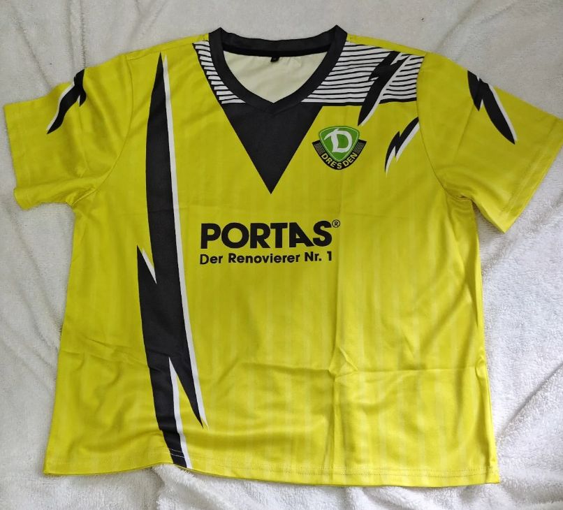 Dynamo Dresden Heimtrikot von 1993, erhältlich auf westkurveretro.futbol für £34,99.  

westkurveretro.futbol/product/dynamo… 

RT und senden Sie uns eine DM, um einen Rabatt von 15% auf Ihren Einkauf zu erhalten.