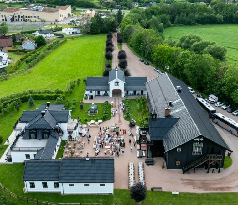OnlyOdegaard's tweet image. Drone photo from the wedding party tonight. It&apos;s at a farm. Norwegian media being super stalkerish 😂 #odegaard