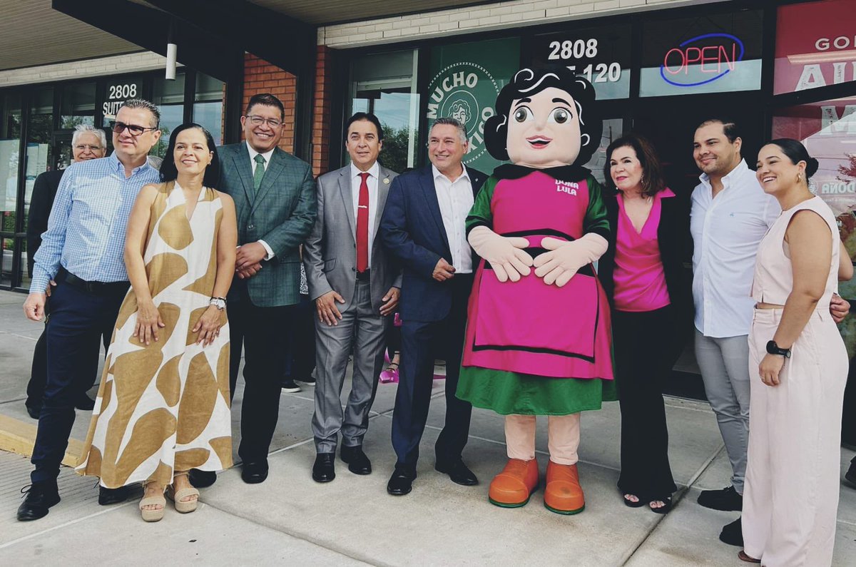 ConsulMexMAC's tweet photo. #ConsulMexMAC acompañó la inauguración de la nueva sucursal de #DoñaLulaUSA en @CityofMcAllen , un ejemplo del emprendimiento mexicano que impulsa el desarrollo local.

¡Felicidades a sus fundadores por este gran logro! 🇲🇽
@SRE_mx https://t.co/Ru5zCx3bvX