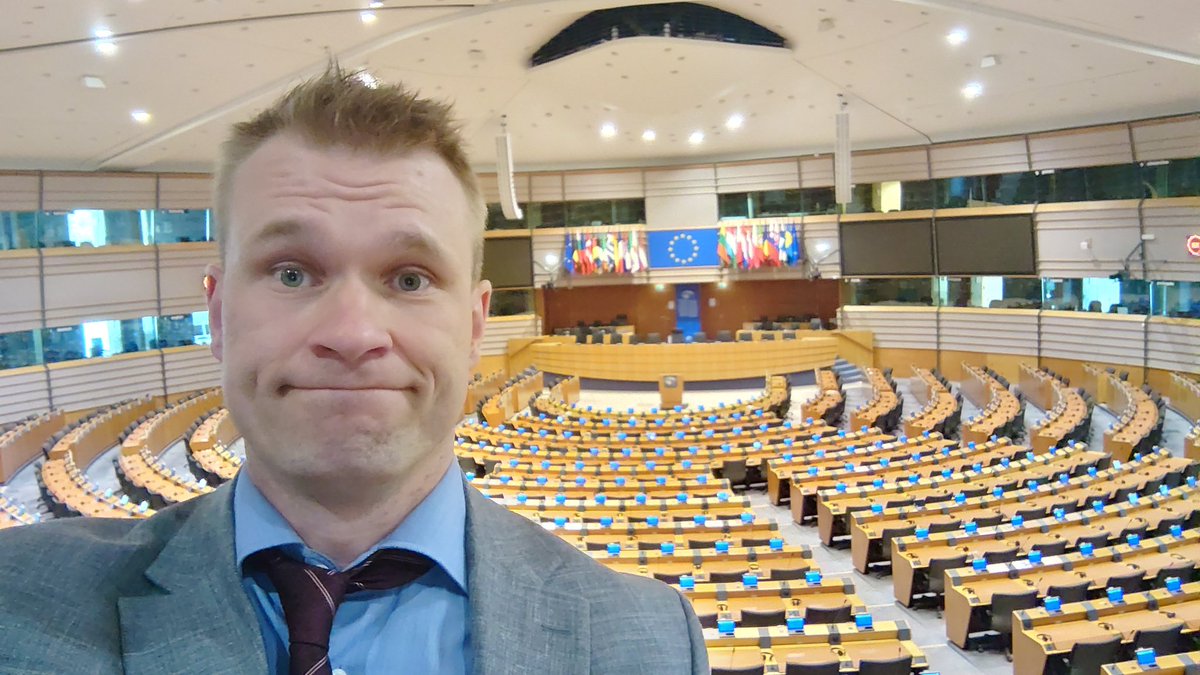 Tulipa käytyä tsekkaamassa tämäkin suorien kurkkujen ja pulloon naitettujen muovikorkkien pesä.