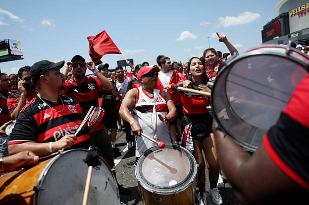 La hinchada de Flamengo haciendo un asado y alentando a las afueras del estadio minutos antes de disputar el partido vs Chelsea. Bendita Latinoamerica.