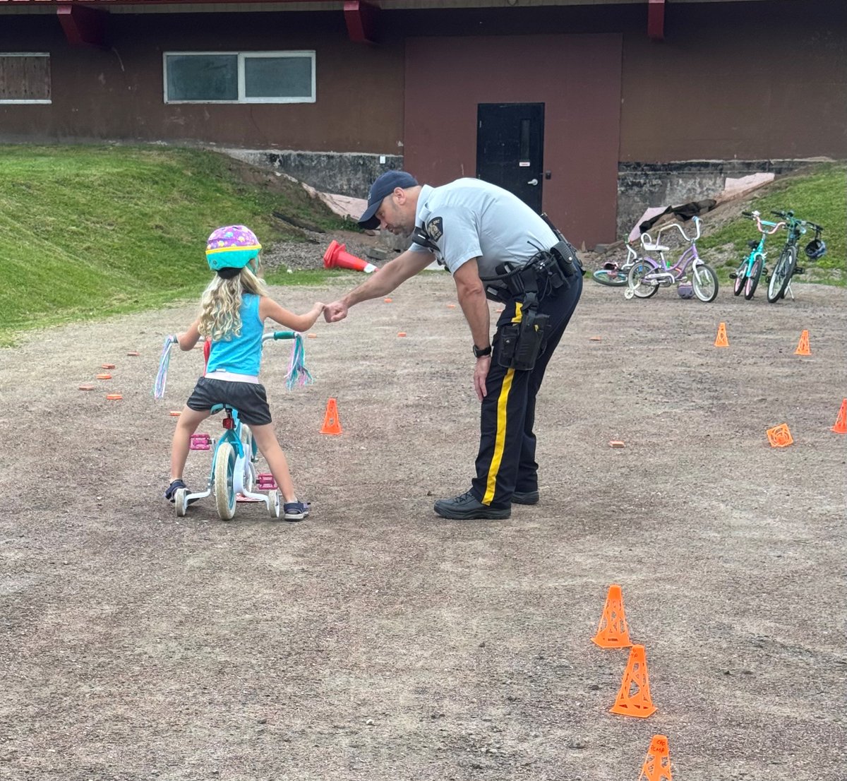 RCMPNB's tweet image. Yesterday evening, members of the #Sackville #RCMPNB attended a bike rodeo in #Dorchester to provide children with bicycle and road safety tips. We are grateful to all the participants and appreciate the opportunity to be part of this event!