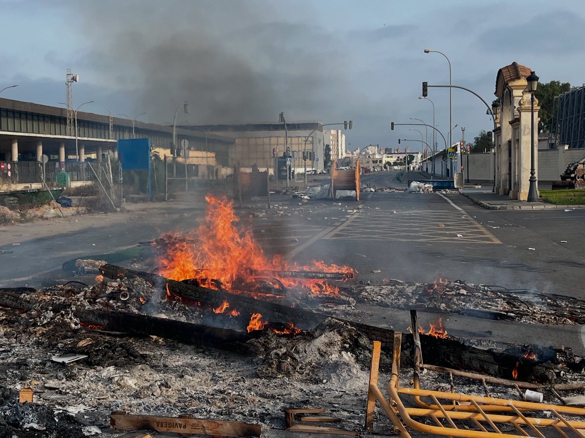 El mismo Ayuntamiento y el mismo alcalde que mostraron su apoyo tibio a los currantes del metal ayer, han filtrado hoy “el coste” que tendrá para las arcas pública los “daños en contenedores y asfaltados”, que por otra parte es mucho menos que lo que llevan ahorrado con el