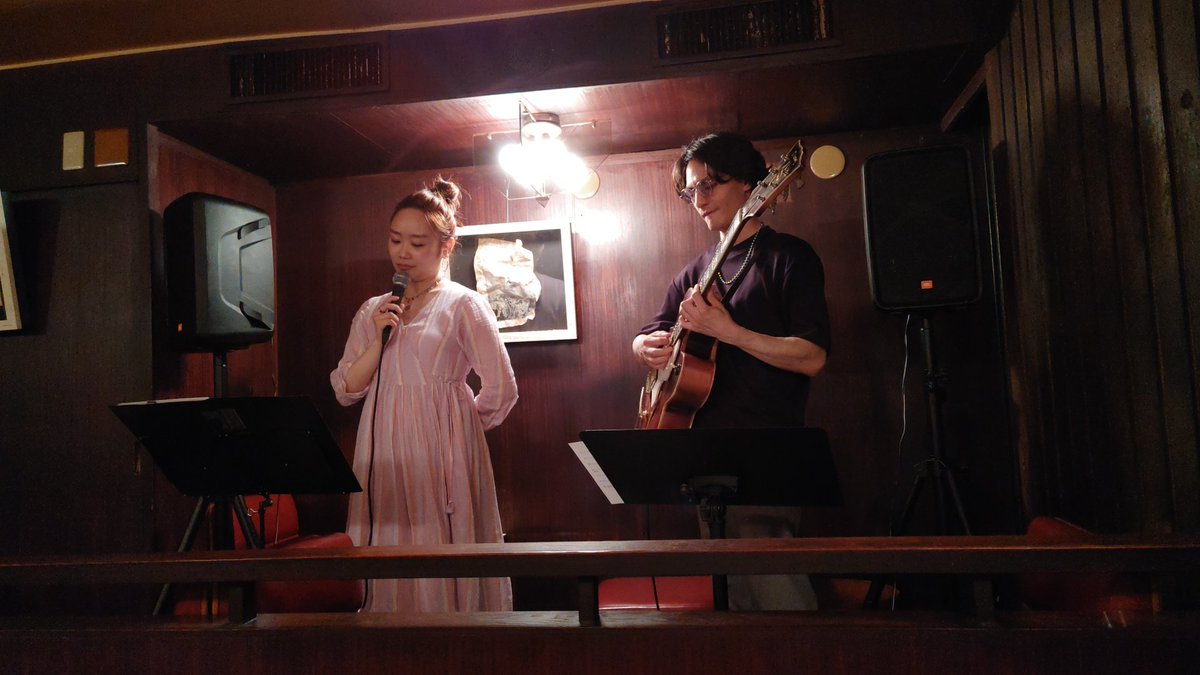 #青木弘 さん 写真展&amp;イベント
1日目Mini Live 🎤🎸🎶
#帆南honami さん(Vocal)
#杉山慧 さん(Guitar)

アフリカの写真に囲まれて、やわらかく優しい音色と、情感豊かな歌声がじんわりと心に染みる夜…🍷✨