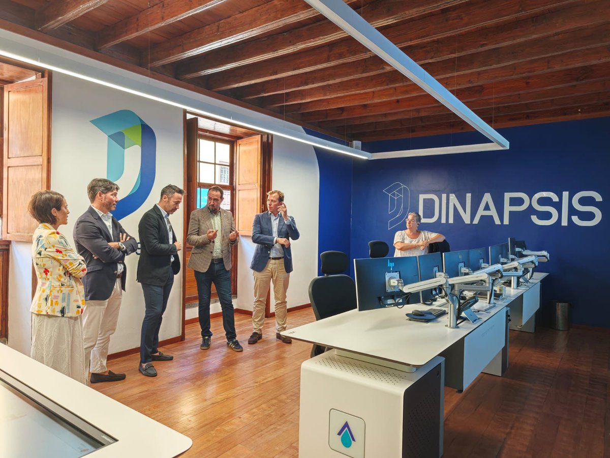 Visita del Viceconsejero de Emergencias y Aguas #Gobcan al centro de control de #Dinapsis tecnología de digitalización y modelo de gemelo digital donde se controlan los servicios que opera Canaragua 8500km de red,la digitalización, el futuro #Canaragua #Dinapsis #Gobcan #Agua