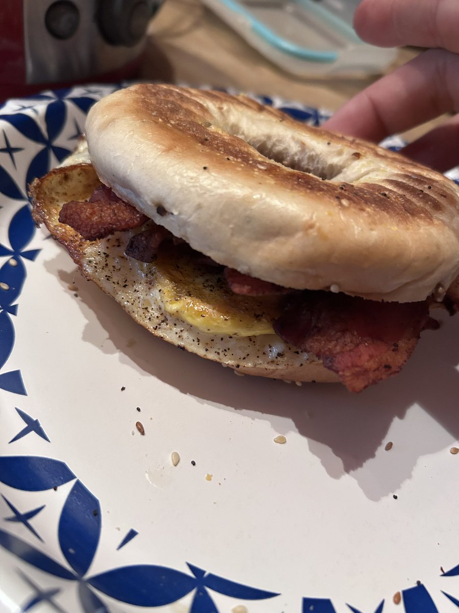 Bacon,egg and smoked Gouda cheese bagel 🥰  🥯