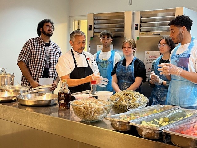 USC_DORI's tweet photo. Future doctors in the kitchen! 🥕👩🏽‍🍳
On June 12, SPIDOR &amp; BTG students joined a hands-on culinary workshop focused on whole-food, plant-based cooking for lifestyle medicine. Big thanks to @aclifemed for the support!
#aclifemed #lifestylemedicine #aclmtrainees #wfpb https://t.co/CUQHDEUlTY