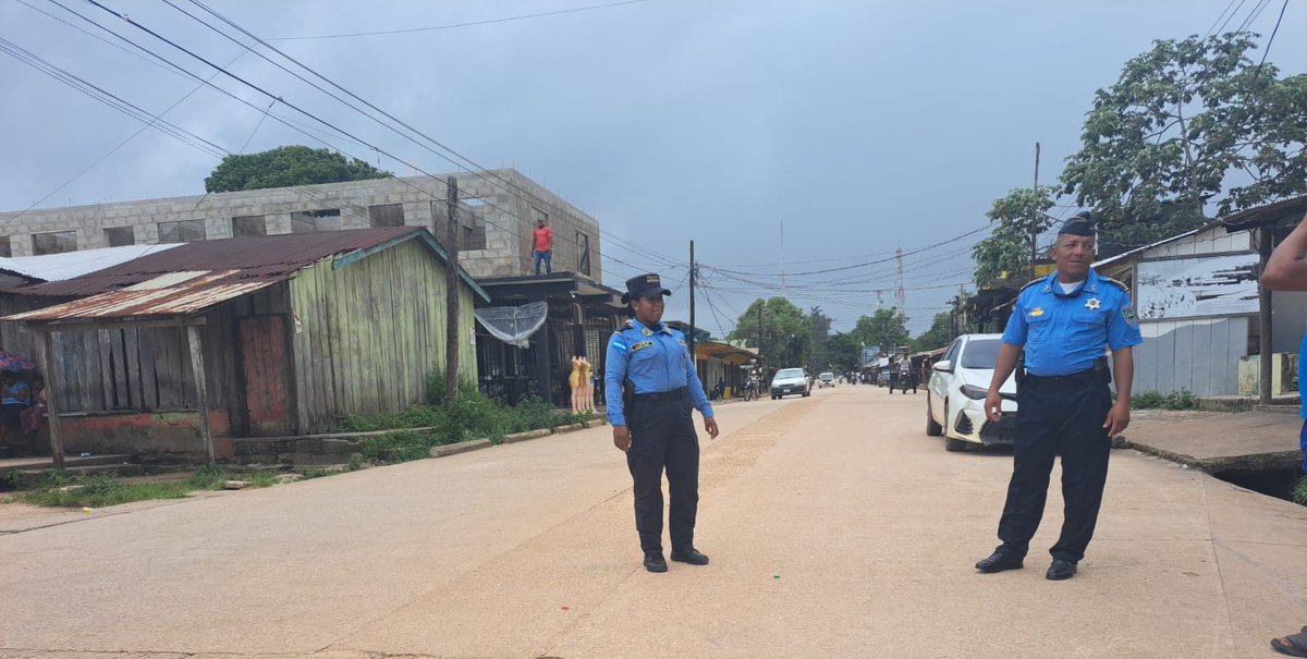 Udep09's tweet photo. #FIN DE SEMANA
Con base en el enfoque de garantizar la paz y la tranquilidad de la población en la región.
Los Policías de la UDEP-09 en Puerto Lempira mantienen presencia policial, de manera permanente. https://t.co/dNsPtSuGjW
