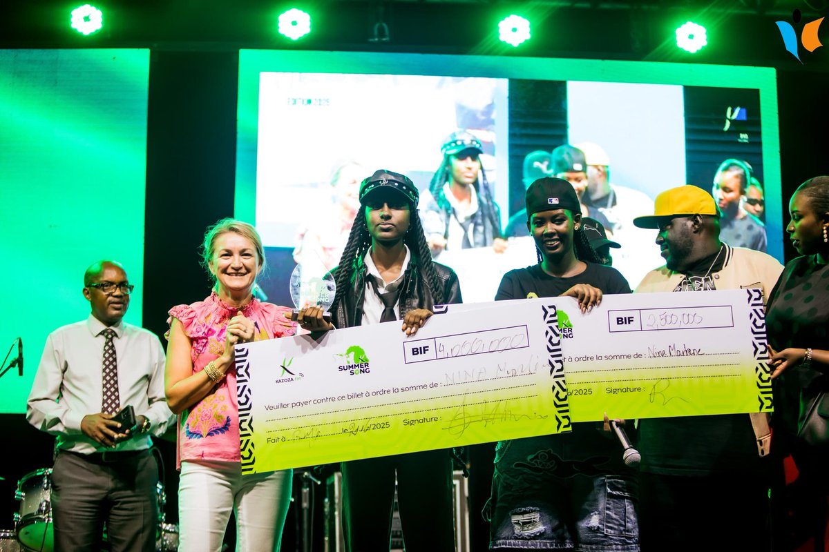 MagazineJimbere's tweet photo. 🔴🏆 Nina Marlène Igiraneza réalise un coup double au #KaSummerSong: meilleure chanson de l'année et meilleure chanson féminine

🥳 Avec son style de rap percutant, Nina Marlène Igiraneza, seule finaliste féminine de la compétition, a éclaboussé de son talent le jury et a pu se le mettre dans la poche. Elle a donc été couronnée championne de cette 3ème édition organisée par @KazozaFM ce 20/06/2025

💵 Avec le prix de la meilleure chanson de l'année 2025 et le prix de la meilleure chanson féminine, Nina Marlène Igiraneza rentre avec une enveloppe de 6.500.000 BIF

🥈 L'autre prix destiné à la meilleure chanson du plus jeune a été remporté par Sugar Daddy 

#Youth #TalentFeminine