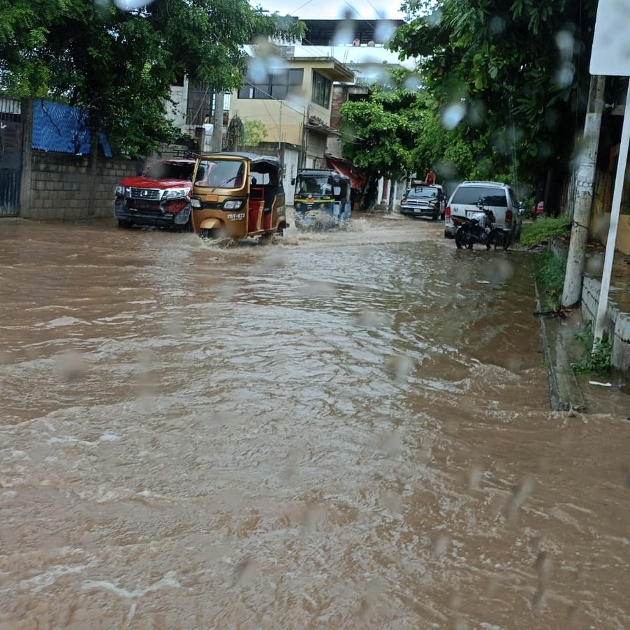 En Juchitán, Oaxaca las lluvias e inundaciones continúan, nuestro equipo se mantiene monitoreando la situación para llevar apoyo a quien más lo necesita 💦

#HuracanErick