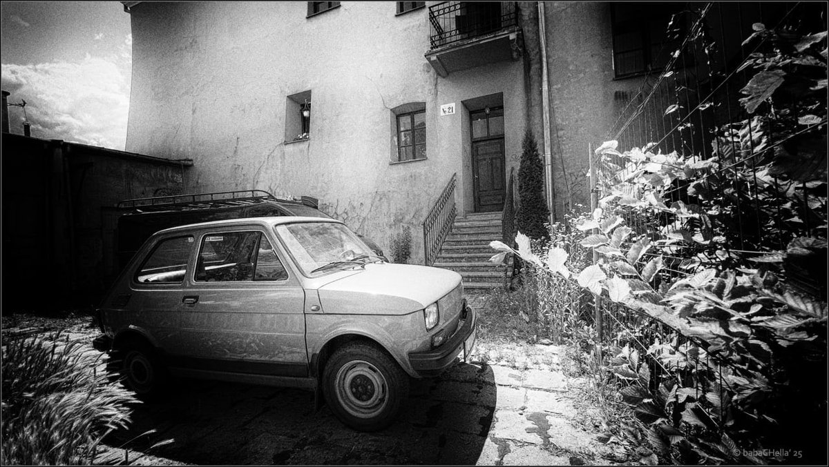 groundhog_v's tweet photo. #lublin #Poland #streetphotography #genre #oldauto https://t.co/XpdLGmyrdj