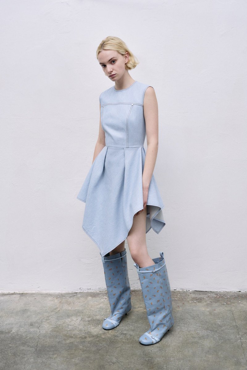 kendam_com's tweet image. MSGM Resort 2026 collection lookbook (34 outfits) kendam.com/news/lookbooks…

#MSGM #Resort2026 #RE26 #Lookbooks #Italy #Fashion #Kendam