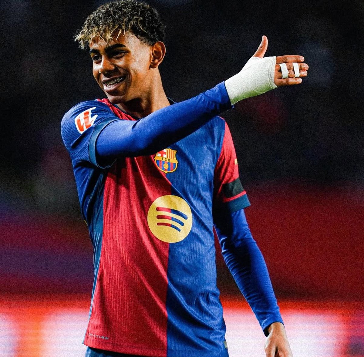 BarcaUniversal's tweet photo. ‼️Claudia Bavel, 29-year old adult content actress, reveals WhatsApp messages from a conversation between her and Lamine Yamal on a TV show:

- "Lamine said to me: 'Come to my house, I have heating.'"

- "I told him: 'It would be too much because I'm about 11 years older than you, don't you think?'"

- "Lamine said: 'No, it's perfect!'"

- "I said: 'If I get arrested, you get me out of jail, hahaha!'"

- "Lamine replied: 'No, I give you my word'"

- "Lamine told me to stop the crap and not to think about his age... I was waiting for him to turn 18".