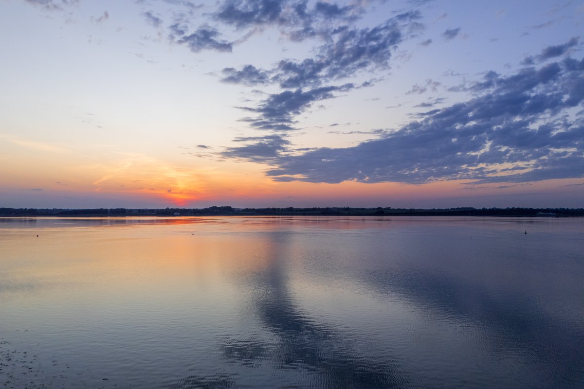Sunset at Caernarfon castle tonight was amazing <a href="/S4Ctywydd/">S4C Tywydd</a>