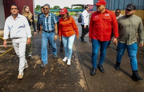 Delta Amacuro Sigue Avanzando.

Bajo la dirección del presidente Nicolás Maduro Moros el ministro Alex Saab y la gobernadora Loa Tamaronis realizaron una inspección en la Planta Procesadora de Palmito en el estado Delta Amacuro, lo que llevó  a la formalización de la firma para