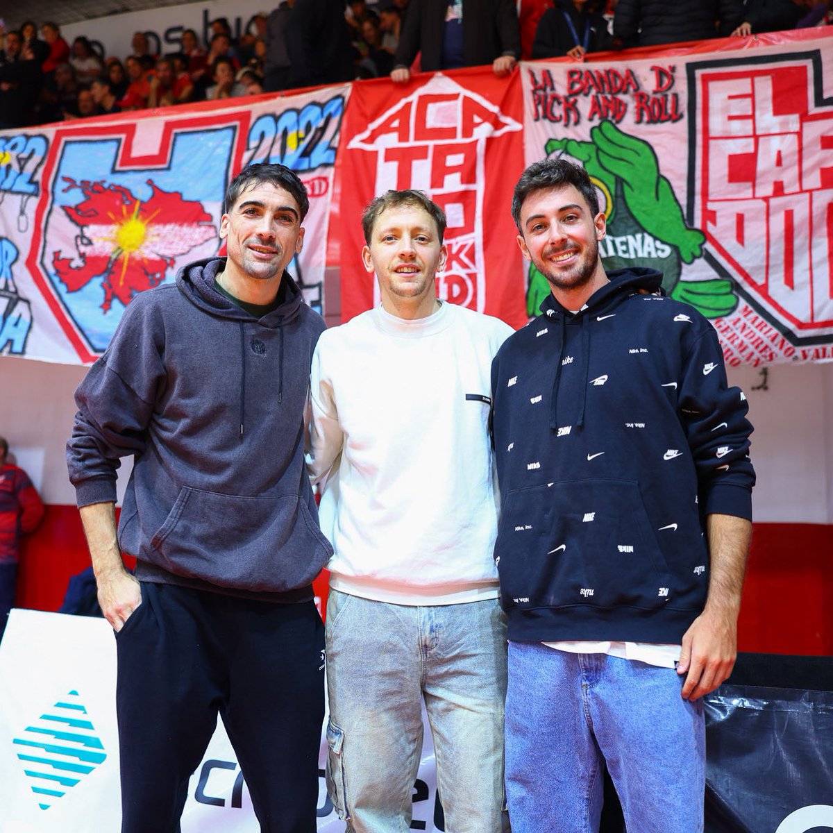 🤩 ¡Mirá quiénes volvieron a La Caldera!

<a href="/GastiWhelan/">Gaston Whelan</a> , <a href="/MateoChiarini/">Mateo Chiarini</a> y <a href="/maurocosolito/">mauroc10</a> vinieron a alentar a la Gloria en las semis 🙌🏻

¡Siempre es un placer tenerlos en casa, campeones! ❤️

#JuntosSomosMasFuertes 🇦🇹