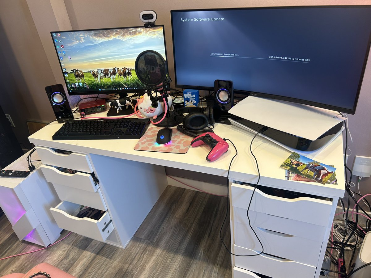 JosieCowtuber's tweet photo. MOOving has been such a process but we are almost there! I can’t wait to see you all again! #TheTimeIsCOW https://t.co/s9Hwfx6tgS