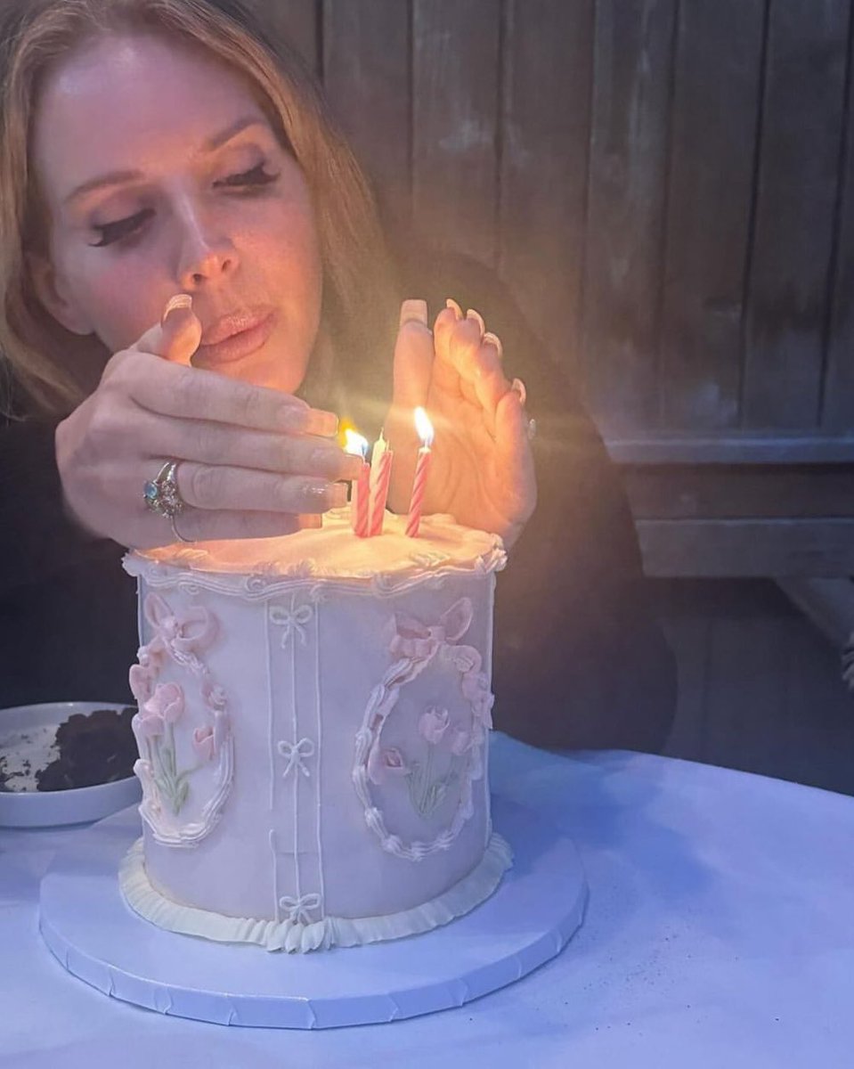 Happy 40th Birthday to the mother who raised us all, Lana Del Rey! 💕🎂